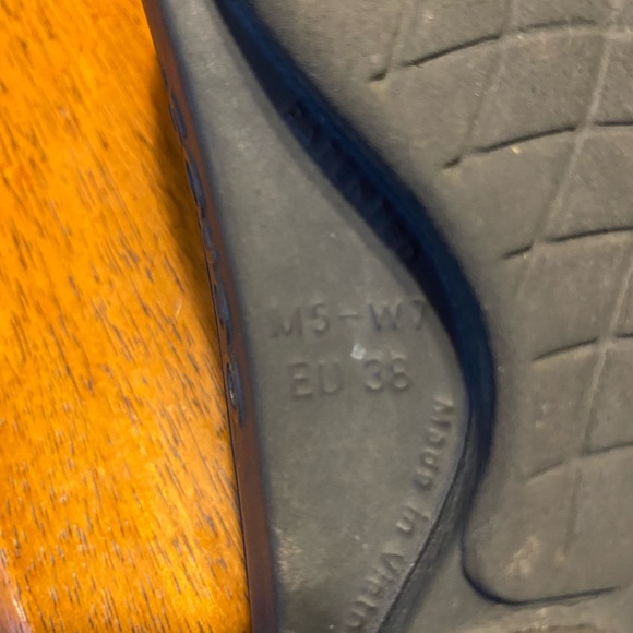 OOFOS slip on recovery slides Men’s Size 5 / Women’s Size 7 - Picture 2 of 5